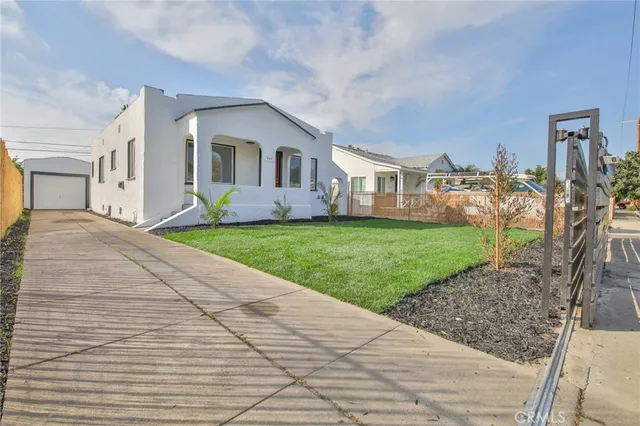 a view of a front of house with a yard