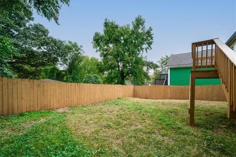 a view of a backyard