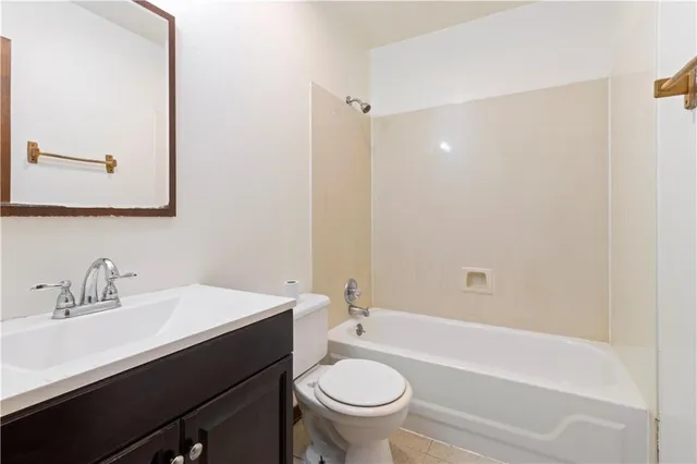 $1,350 | 4289 Lac Saint Pierre Drive, Unit 202, Harvey, LA 70058