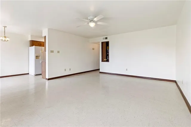 $1,350 | 4289 Lac Saint Pierre Drive, Unit 202, Harvey, LA 70058