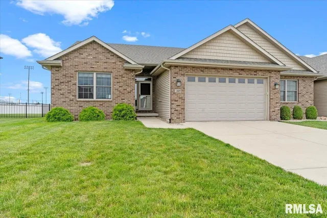 $348,500 | 1809 Spartan Drive, Chatham, IL 62629
