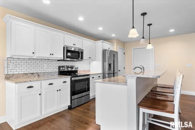 $348,500 | 1809 Spartan Drive, Chatham, IL 62629