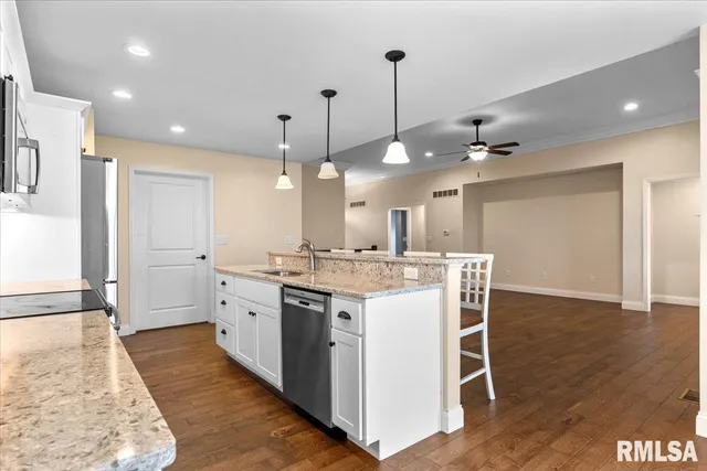 $348,500 | 1809 Spartan Drive, Chatham, IL 62629