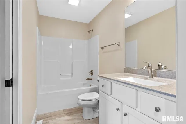 $348,500 | 1809 Spartan Drive, Chatham, IL 62629