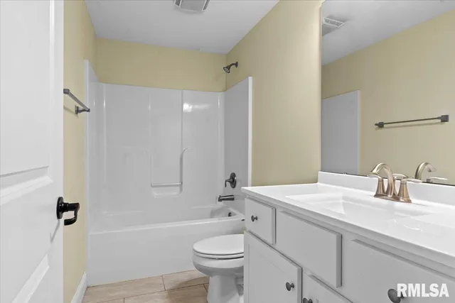 $348,500 | 1809 Spartan Drive, Chatham, IL 62629