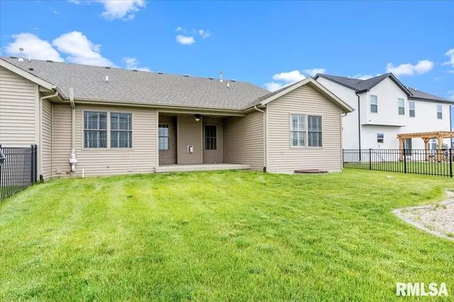 $348,500 | 1809 Spartan Drive, Chatham, IL 62629