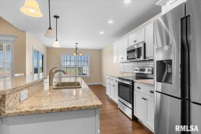 $348,500 | 1809 Spartan Drive, Chatham, IL 62629