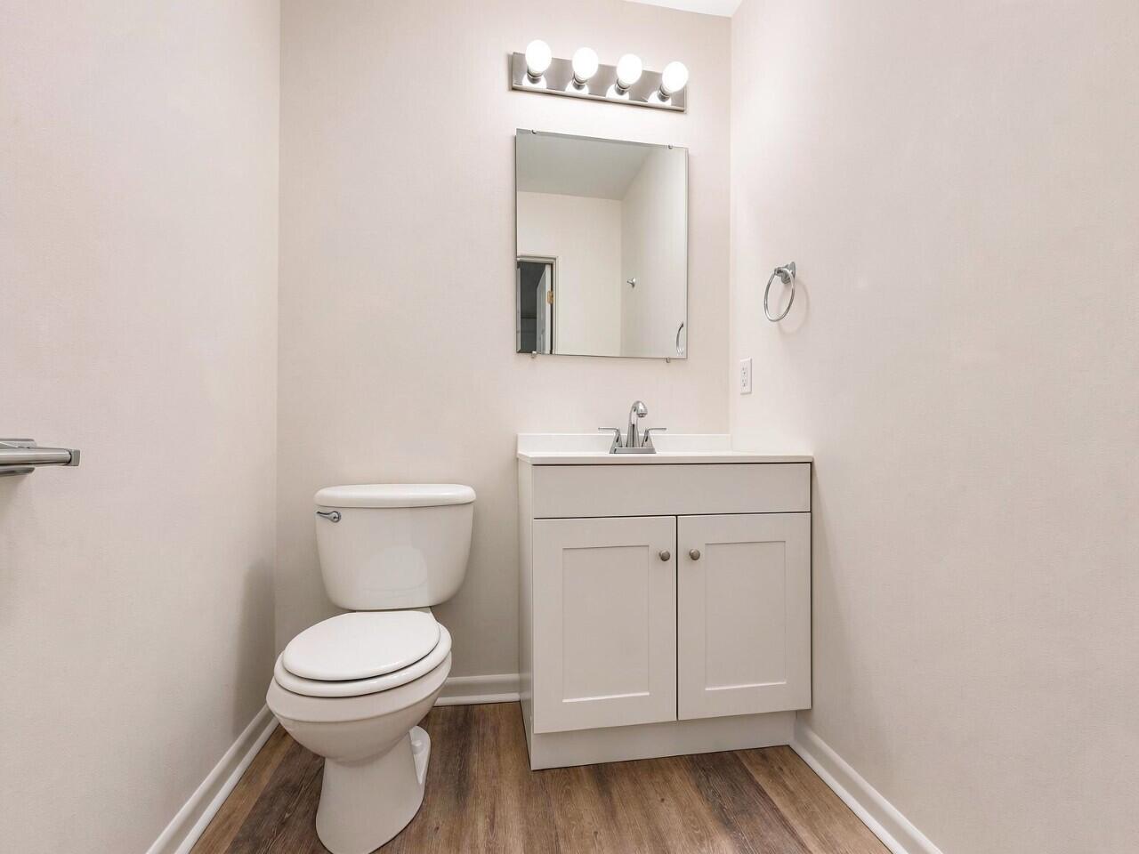 322 Pelham Road, Unit C Fort Walton Beach, FL 32547 - Photo 7 of 14 12-interior_primary_bedroom_2
