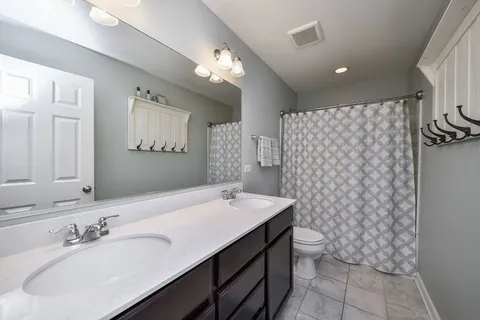 $859,900 | 570 Amy Lane, Wheaton, IL 60187