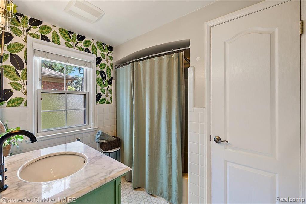 1683 Severn Road Grosse Pointe Woods, MI 48236 - Photo 23 of 47