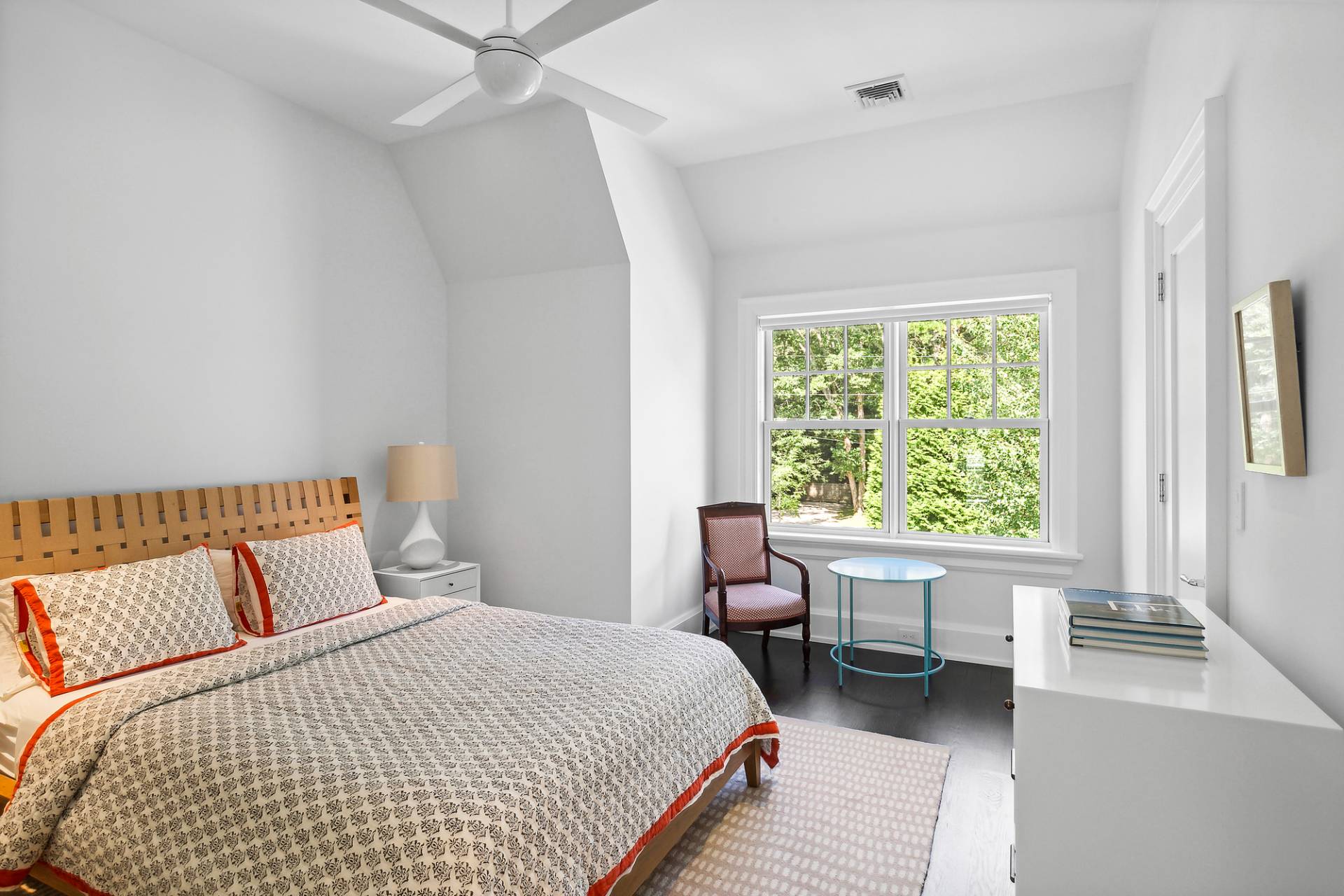 40 Roxbury Lane Wainscott, NY 11975 - Photo 20 of 29 a bedroom with a large bed and a window