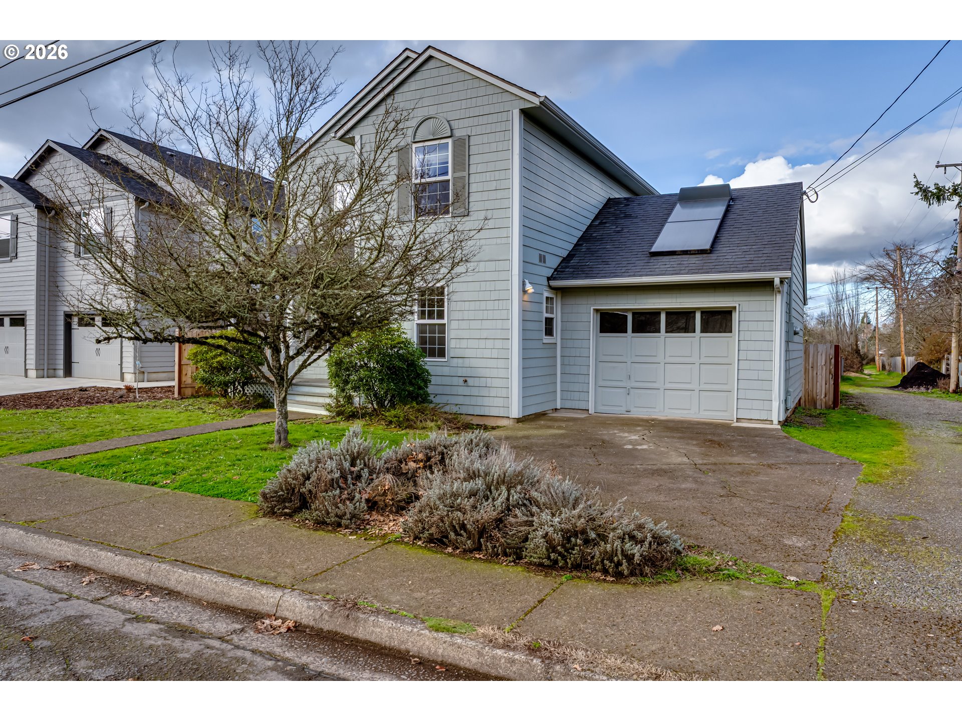 951 West 27th Avenue Eugene, OR 97405 - Photo 3 of 34 a front view of a house with a yard