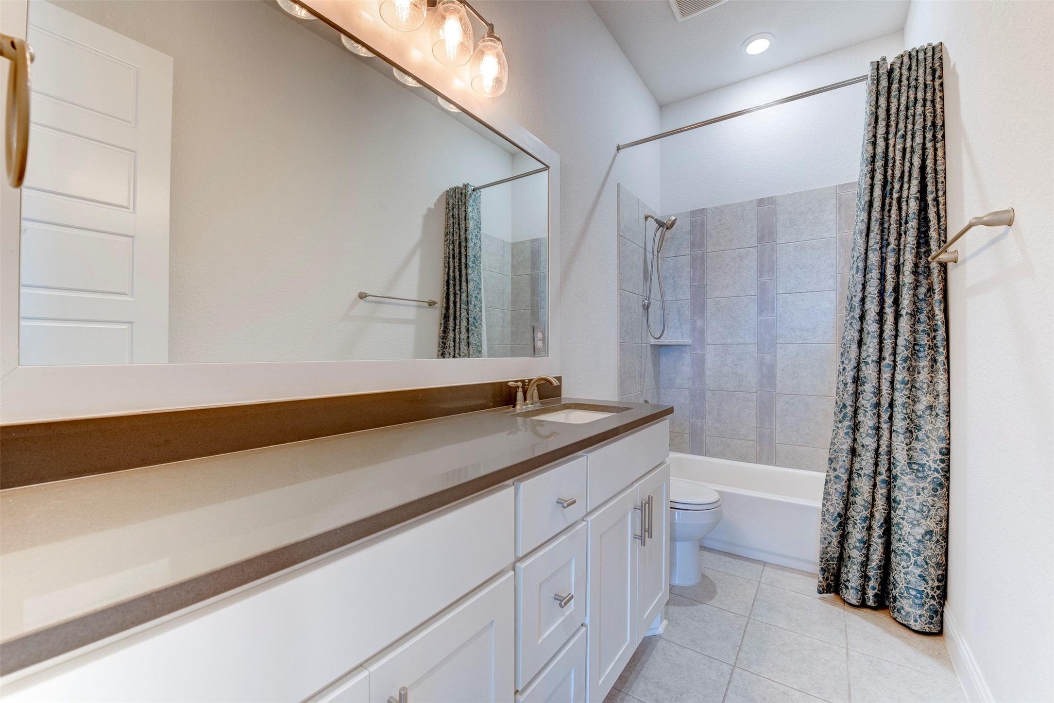 4802 Gingerwood Trace Lane Rosharon, TX 77583 - Photo 31 of 43 Second full bathroom