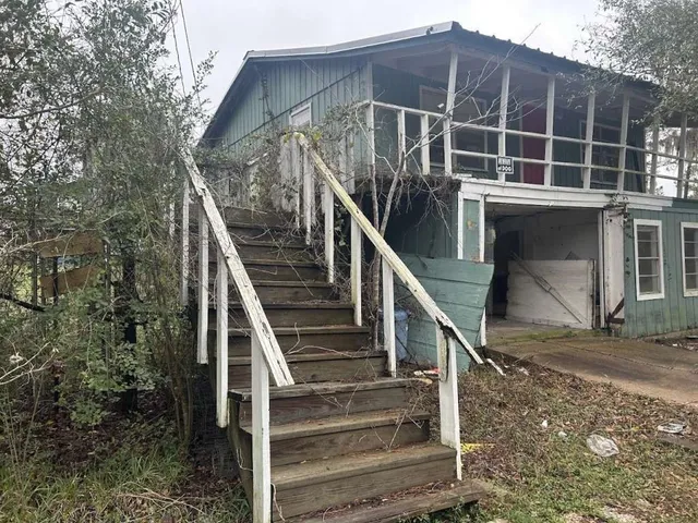 a view of a house with backyard and deck