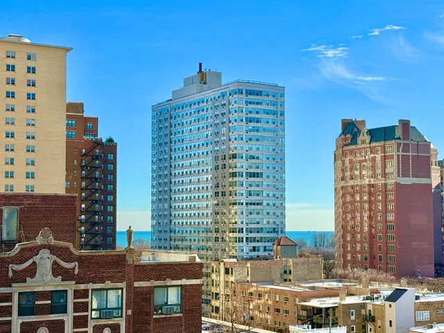 $330,000 | 3930 North Pine Grove Avenue, Unit 1011, Chicago, IL 60613