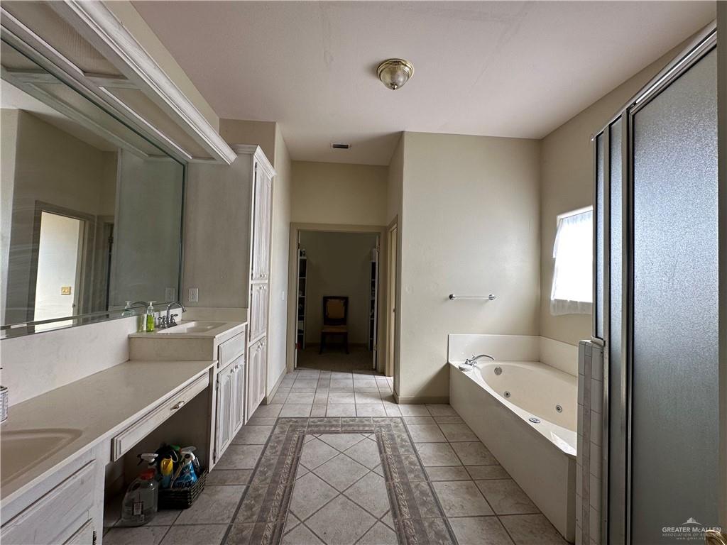 1215 South Tower Road Alamo, TX 78516 - Photo 18 of 41 a bathroom with a bathtub and a sink