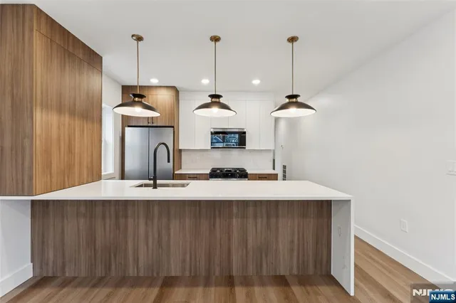 $3,800 | 84 Hollywood Avenue, Unit 1, East Orange, NJ 07018