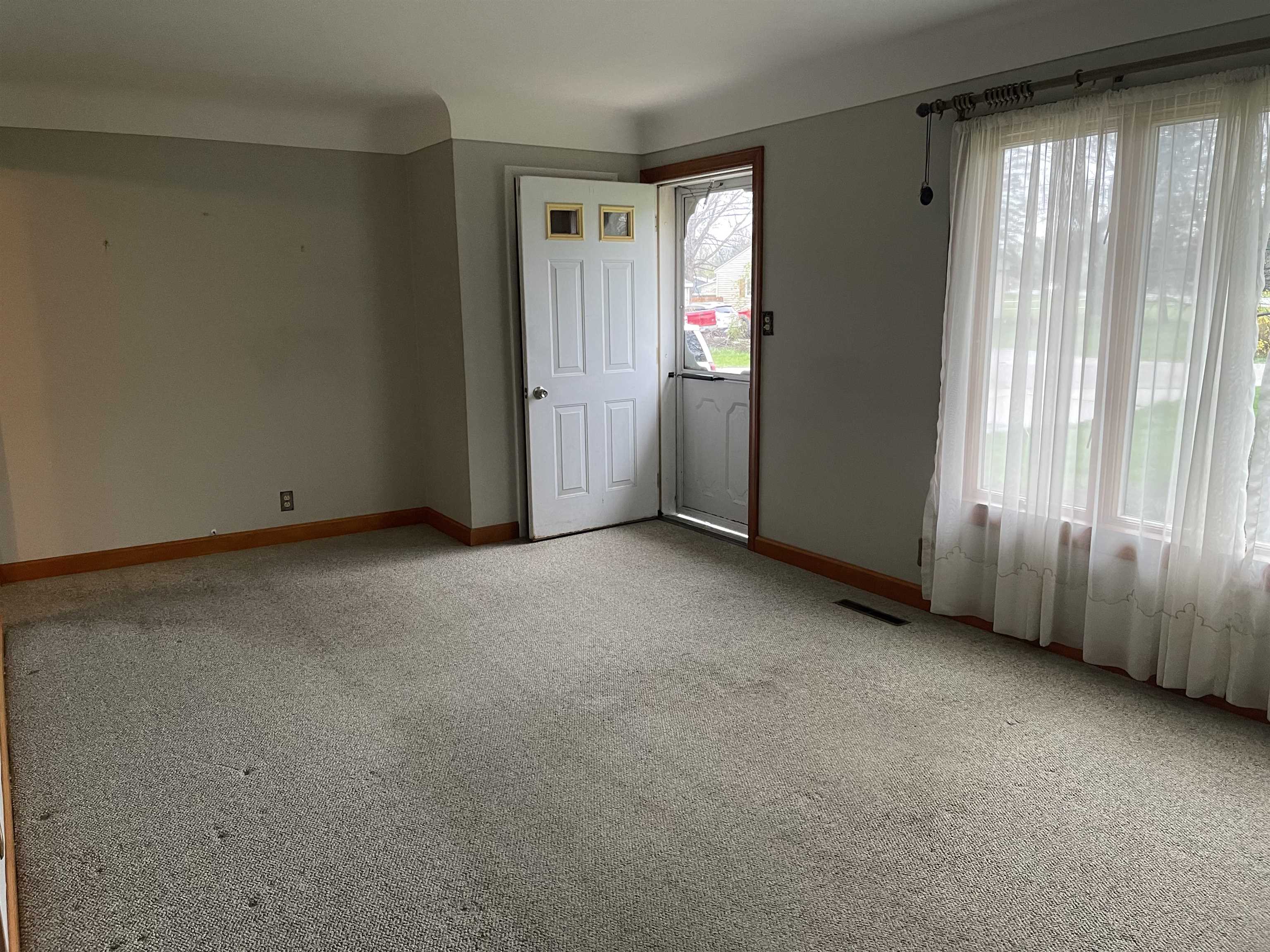 4104 North Belsay Road Flint, MI 48506 - Photo 2 of 11 Living Room