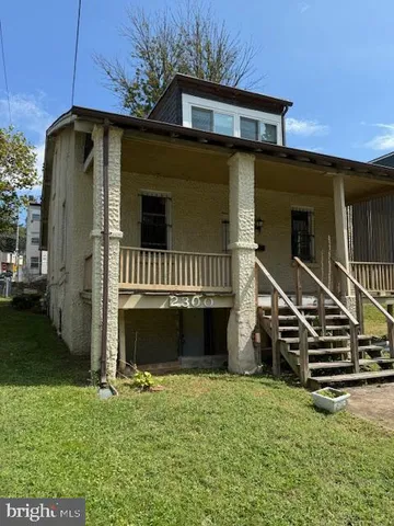 a view of front of house with a small yard