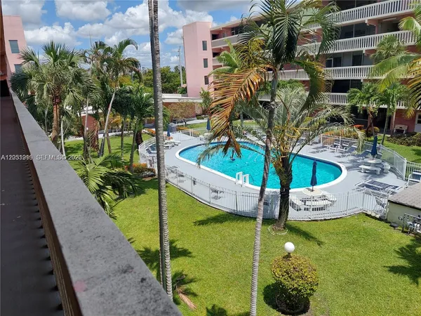 $1,800 | 180 12th, Unit 15C, Hallandale Beach, FL 33009