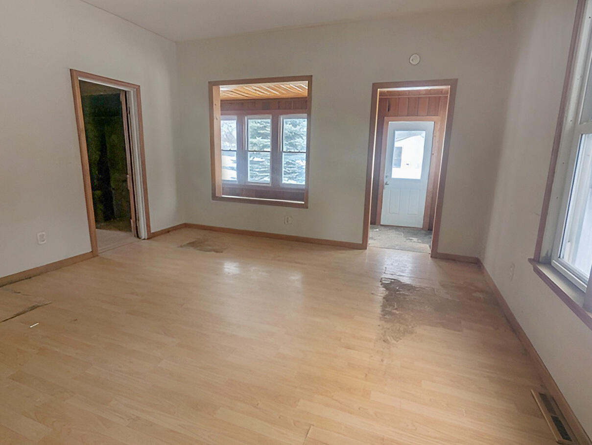 809 Maple Street Grayling, MI 49738 - Photo 2 of 11 Livingroom