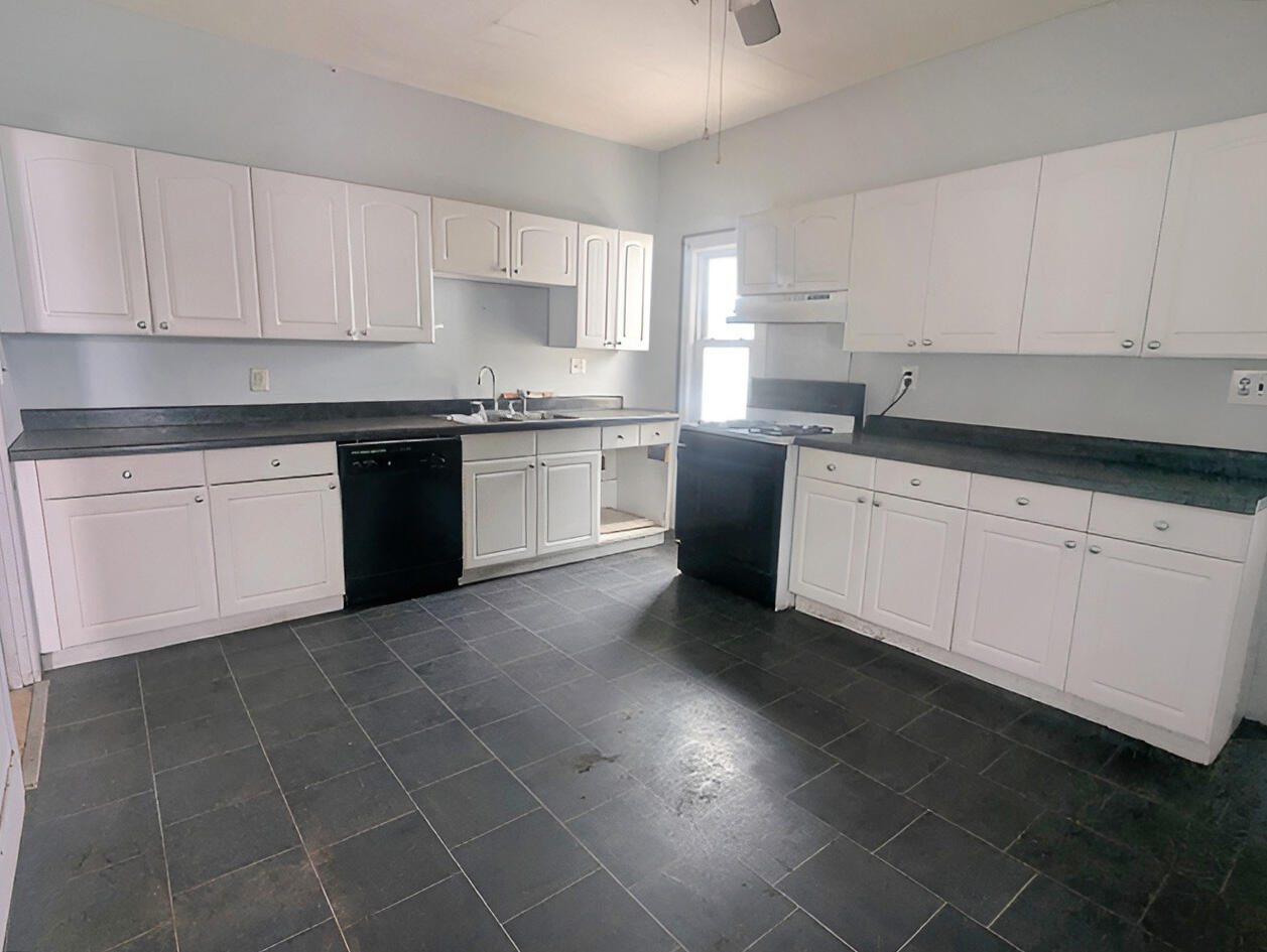 809 Maple Street Grayling, MI 49738 - Photo 4 of 11 Kitchen