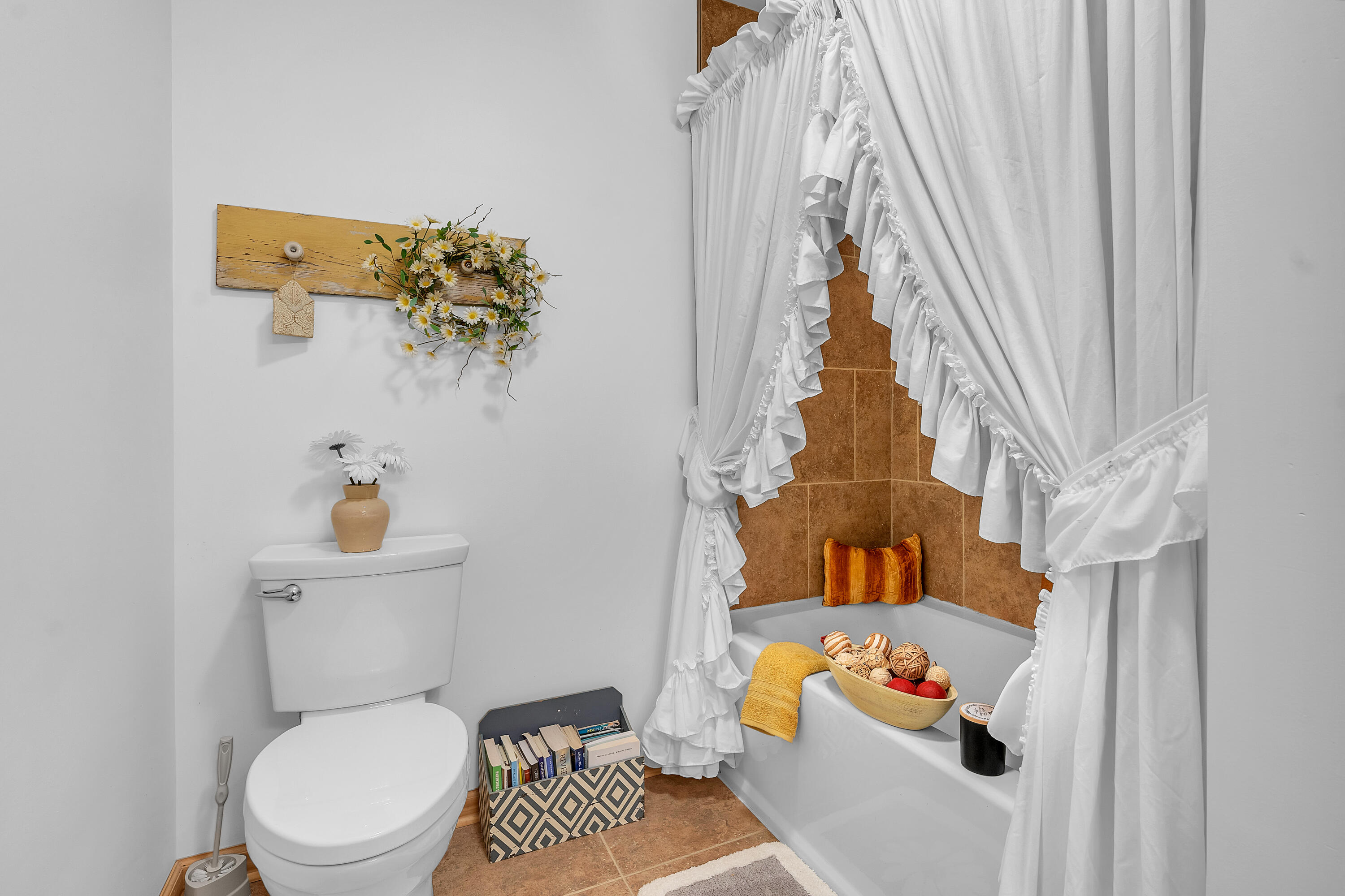9960 Wildwood Place Demotte, IN 46310 - Photo 20 of 36 a bathroom with a toilet and a shower curtain