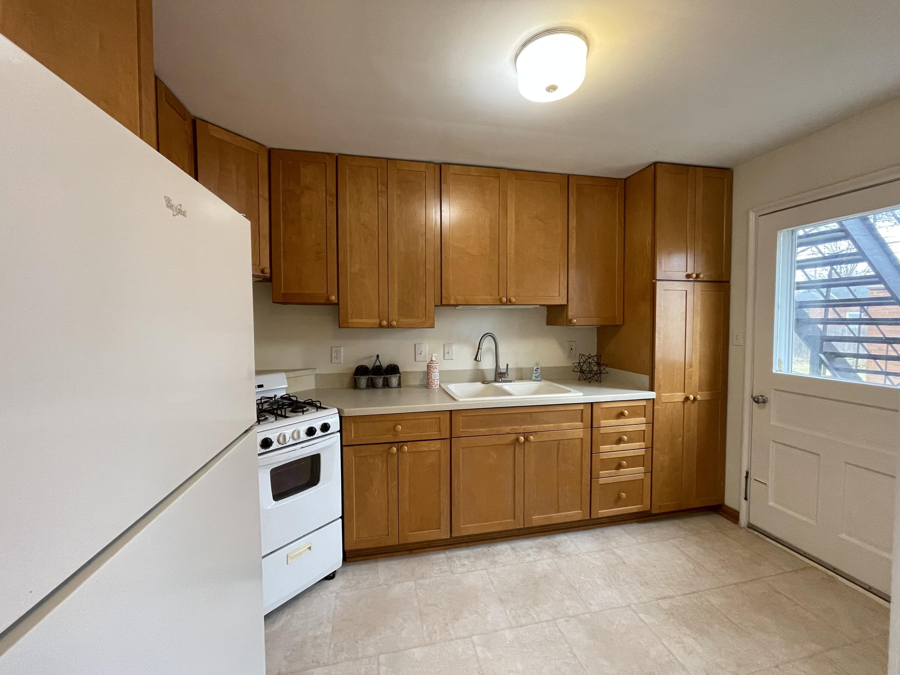 2126 Harwitch Road, Unit D Columbus, OH 43221 - Photo 7 of 26 IMG_5686