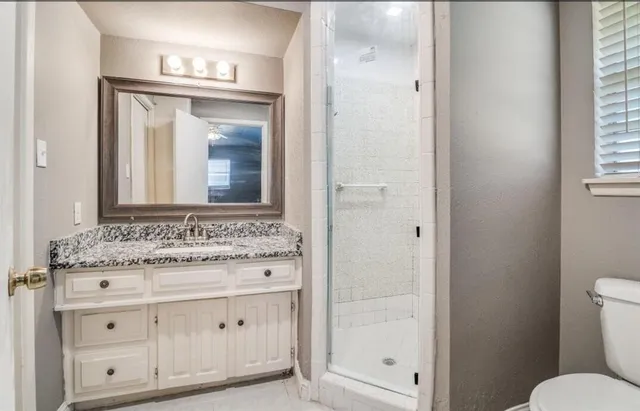 en empty room with windows and ceiling fan