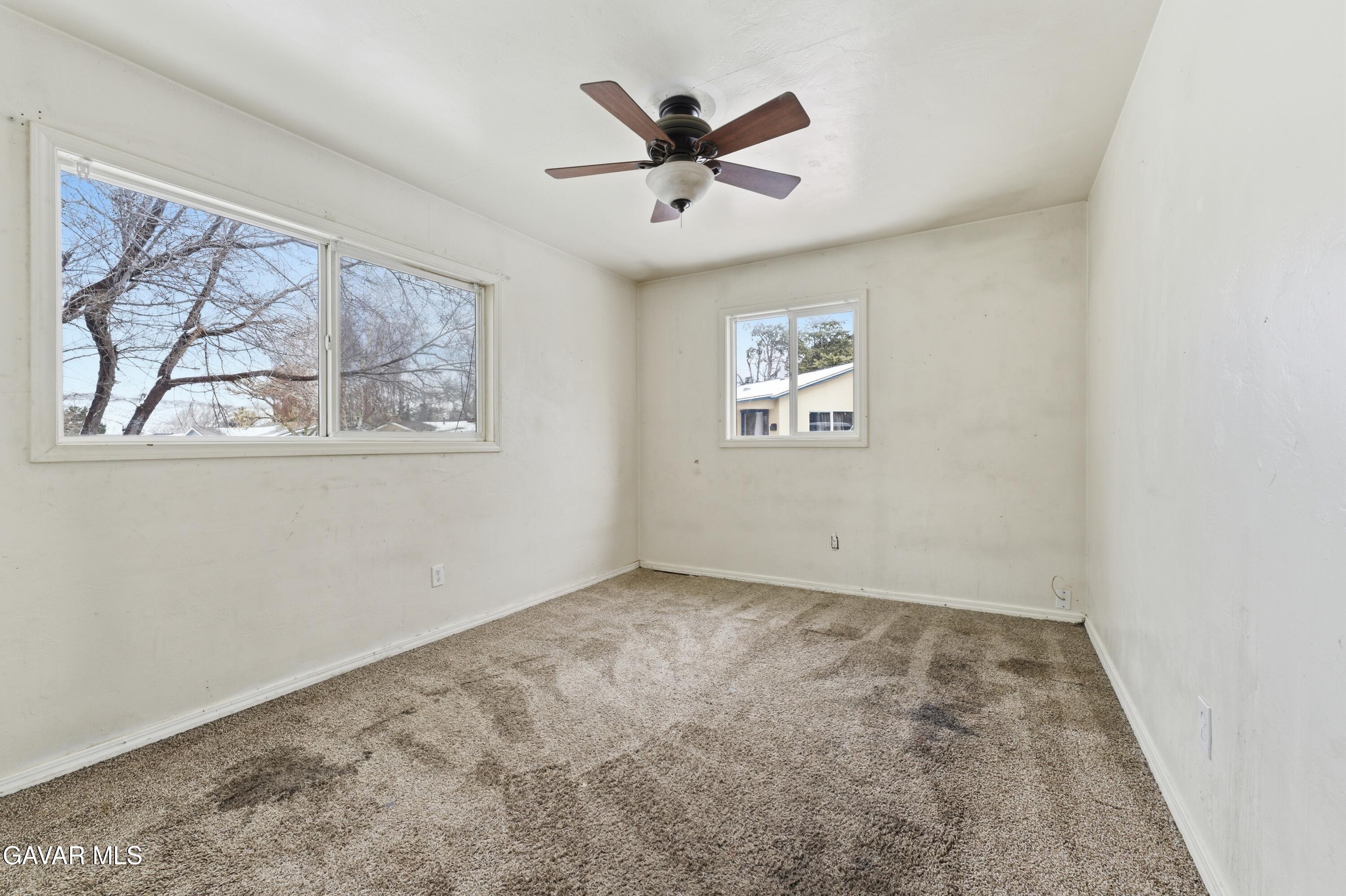 914 Acacia Court Tehachapi, CA 93561 - Photo 11 of 18 a view of empty room with window and ceiling fan