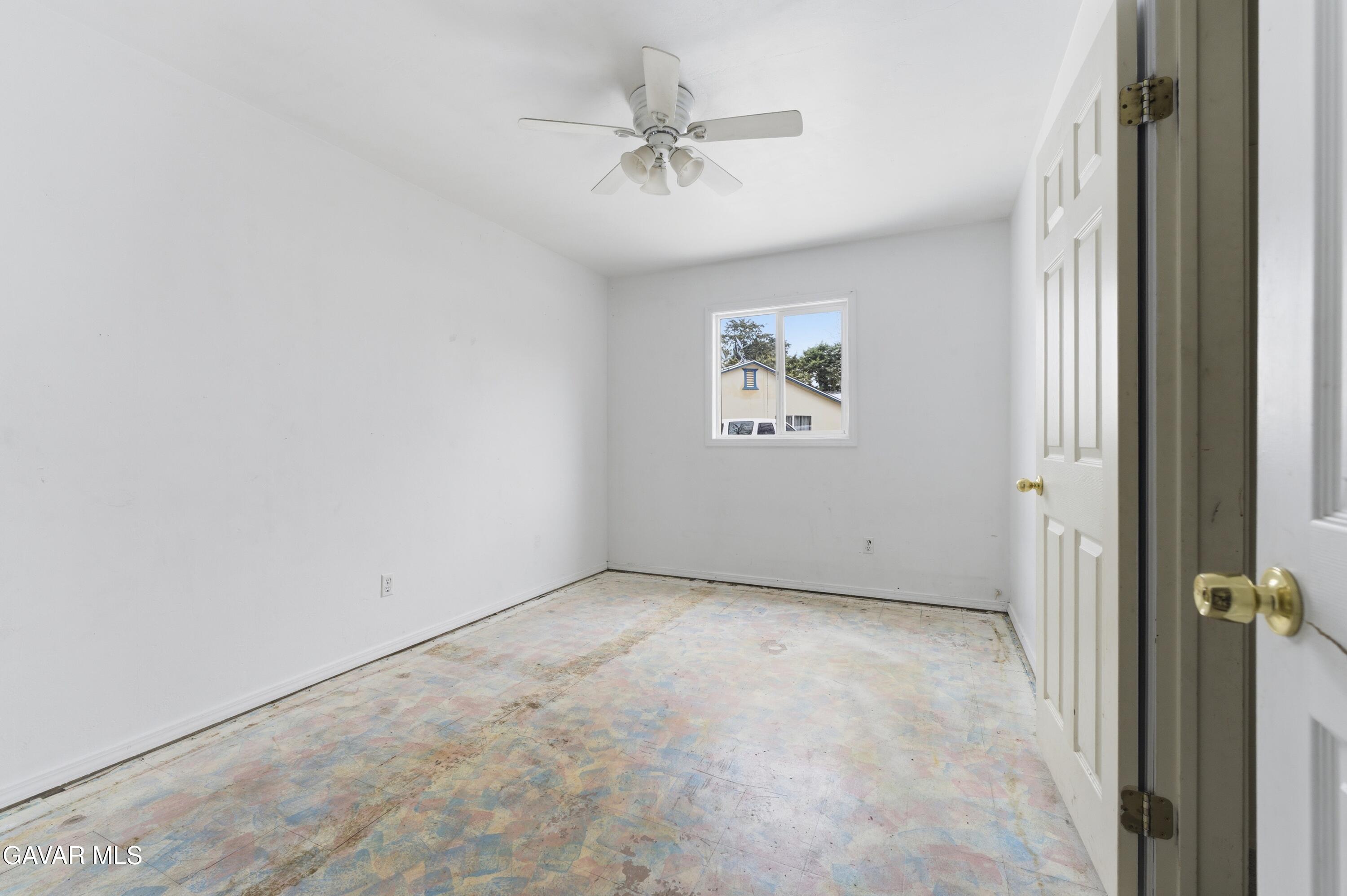 914 Acacia Court Tehachapi, CA 93561 - Photo 12 of 18 an empty room with windows and fan