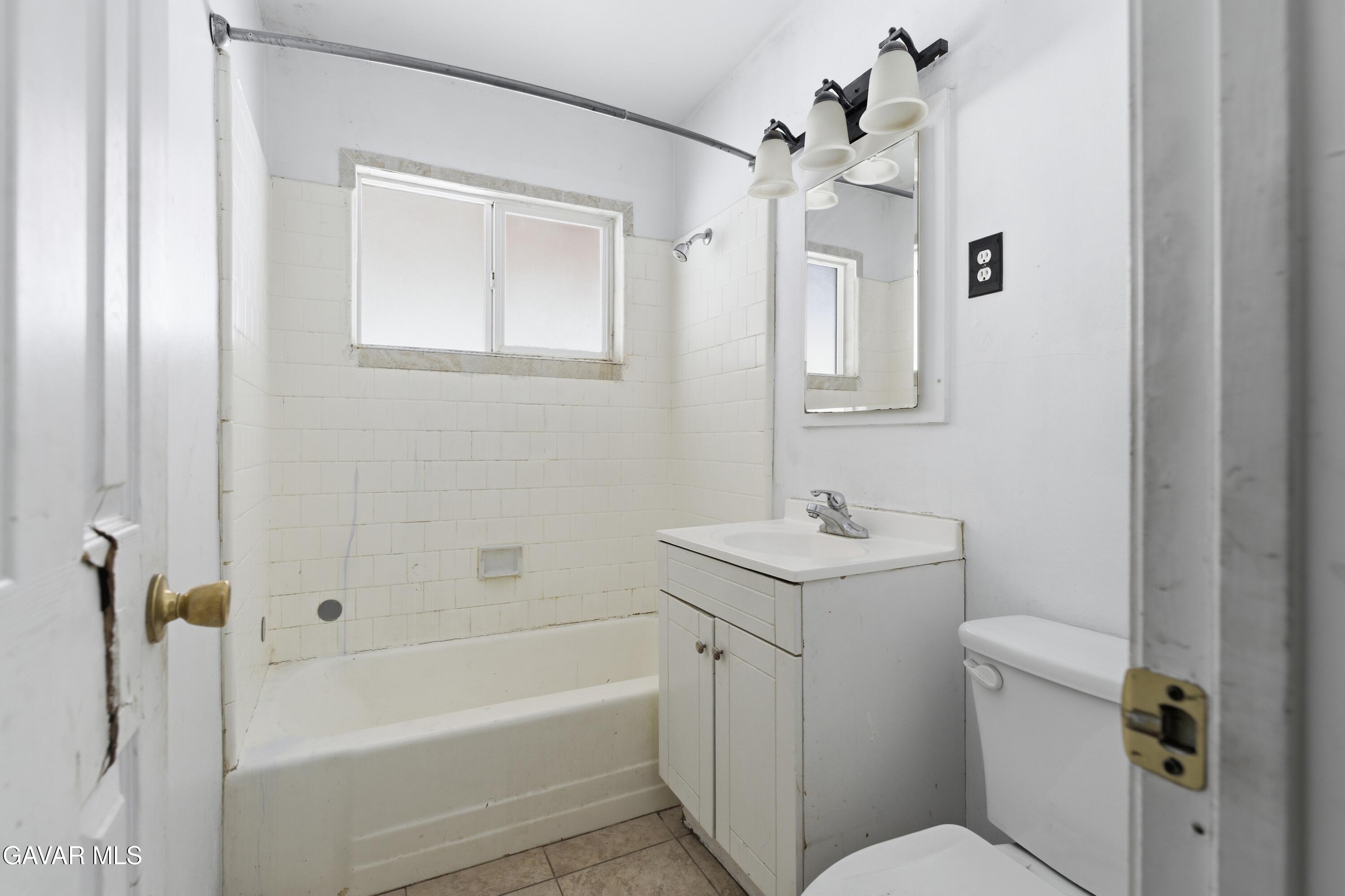 914 Acacia Court Tehachapi, CA 93561 - Photo 13 of 18 a bathroom with a sink a toilet and shower