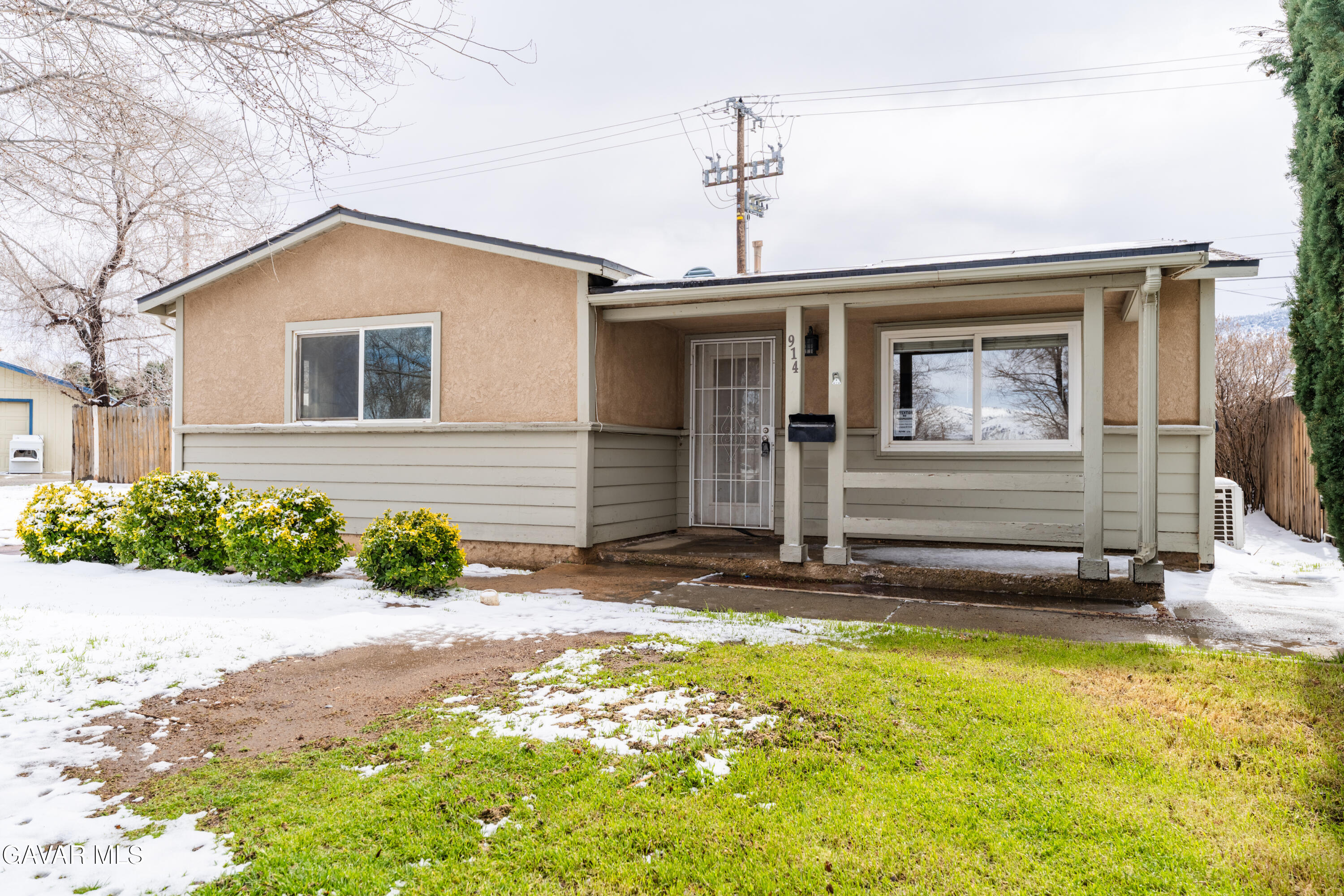 914 Acacia Court Tehachapi, CA 93561 - Photo 5 of 18 a backyard of a house