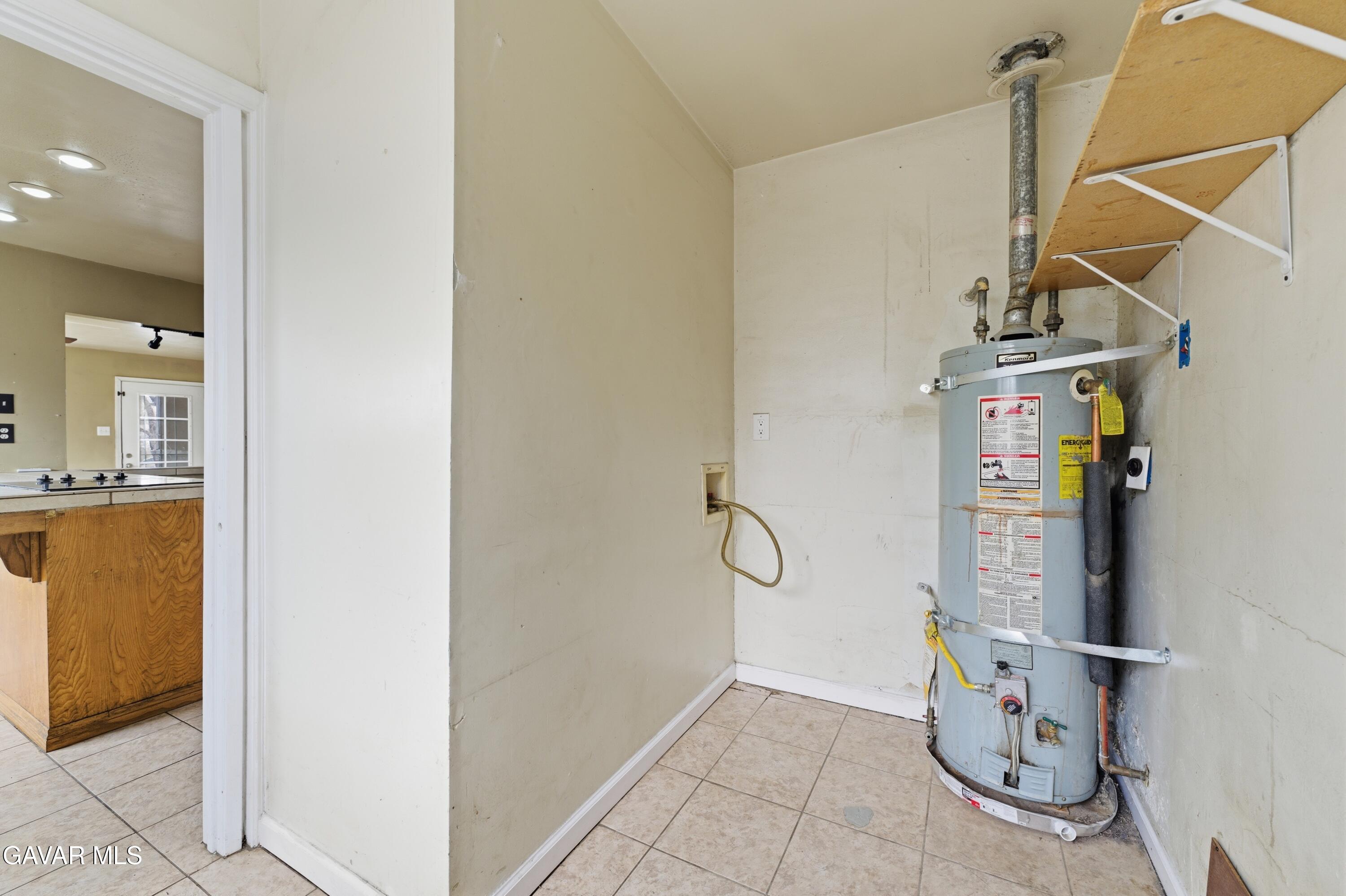 914 Acacia Court Tehachapi, CA 93561 - Photo 9 of 18 a view of an entryway with wooden floor