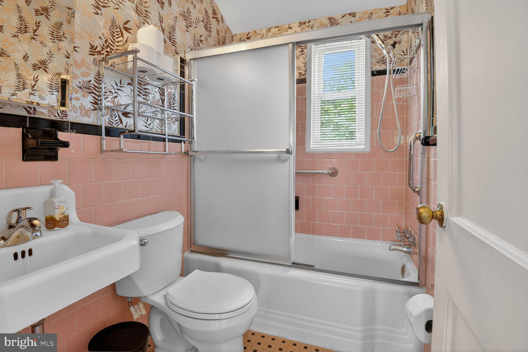 11015 Burnley Terrace Silver Spring, MD 20902 - Photo 20 of 29 Full bathroom on main level
