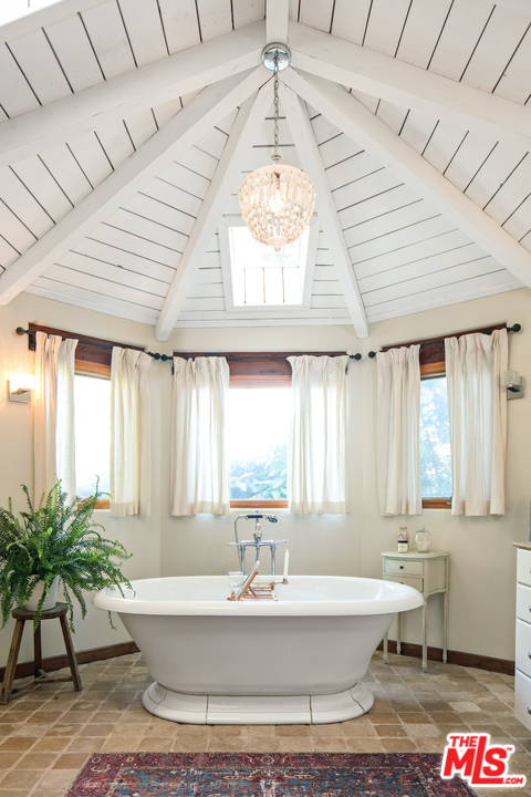 566 Stassi Lane Santa Monica, CA 90402 - Photo 12 of 26 a very nice looking room with a large window