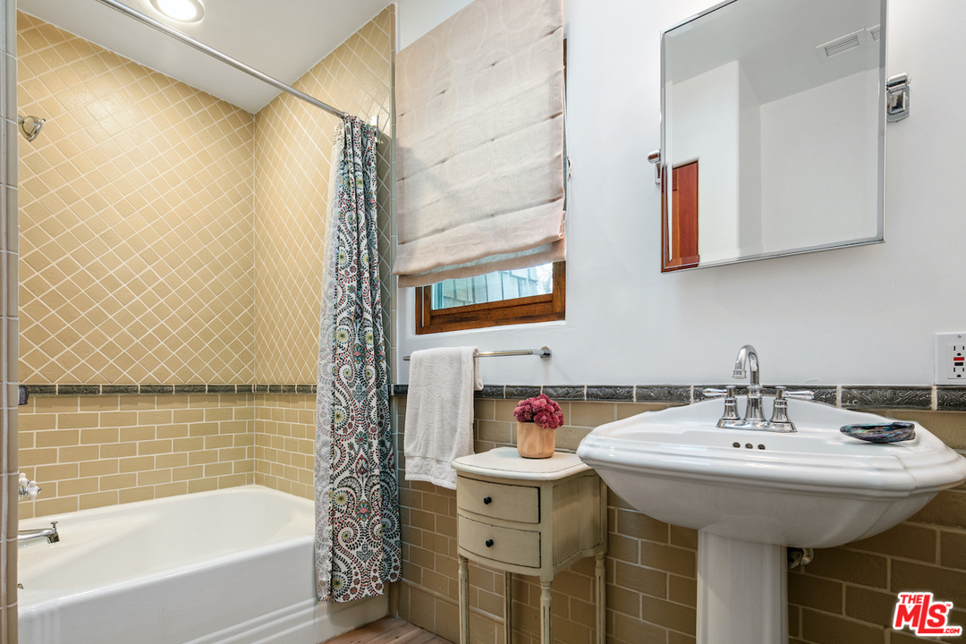 566 Stassi Lane Santa Monica, CA 90402 - Photo 20 of 26 a bathroom with a sink and a bathtub