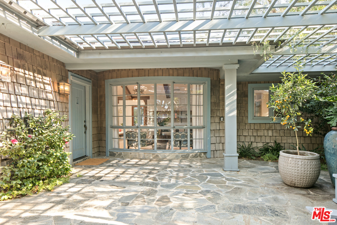 566 Stassi Lane Santa Monica, CA 90402 - Photo 3 of 26 a view of entrance with couch and chairs