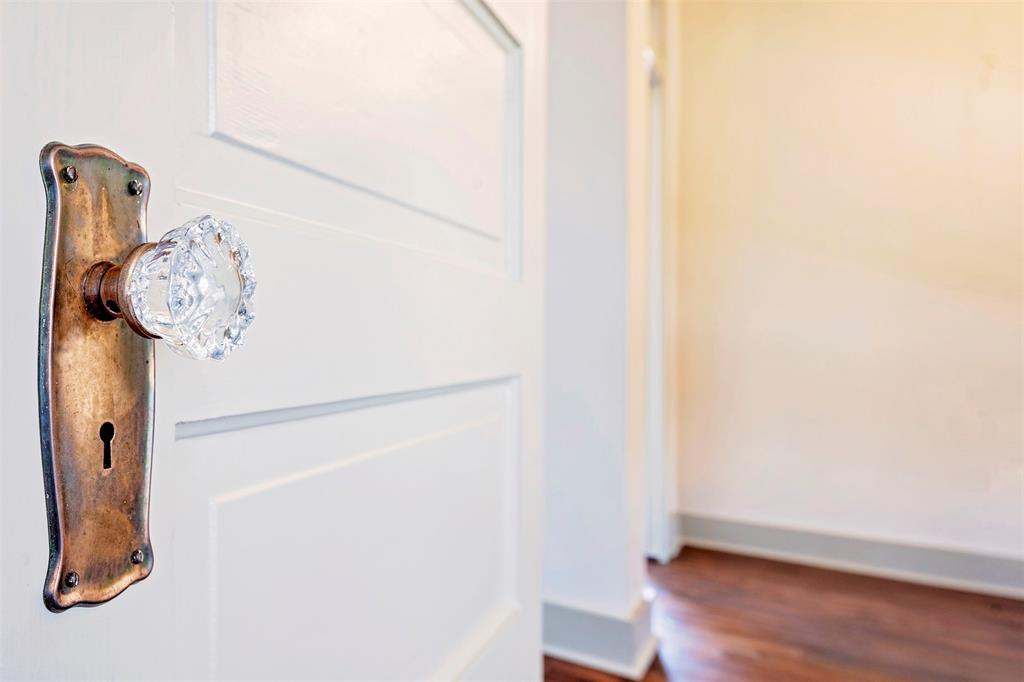 407 East Franklin Street Hillsboro, TX 76645 - Photo 11 of 16 a view of small space with wooden floor