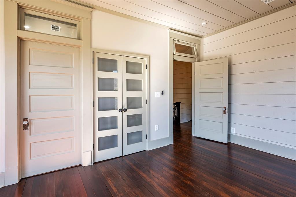 407 East Franklin Street Hillsboro, TX 76645 - Photo 14 of 16 a view of wooden door