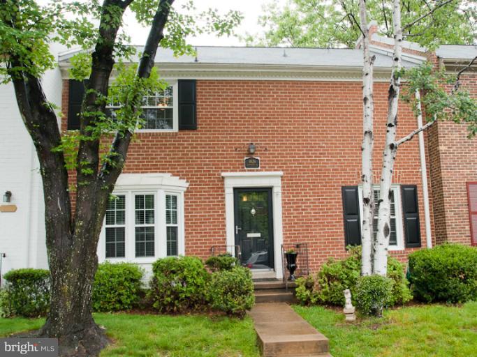 8526 Lakinhurst Lane Springfield, VA 22152 - Photo 24 of 24 Exterior (Front)
