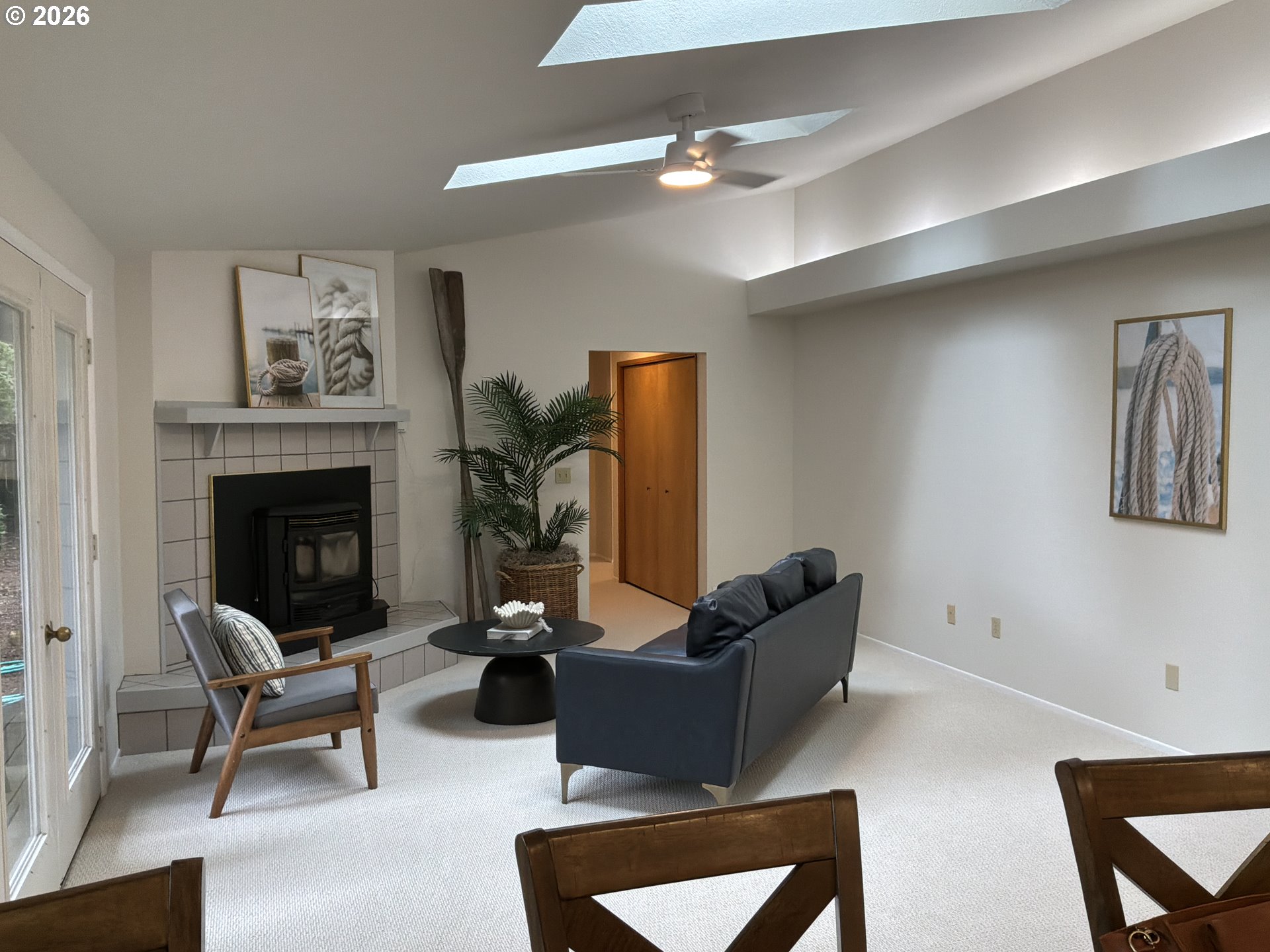 2372 South 22nd Court Florence, OR 97439 - Photo 13 of 30 Living Room