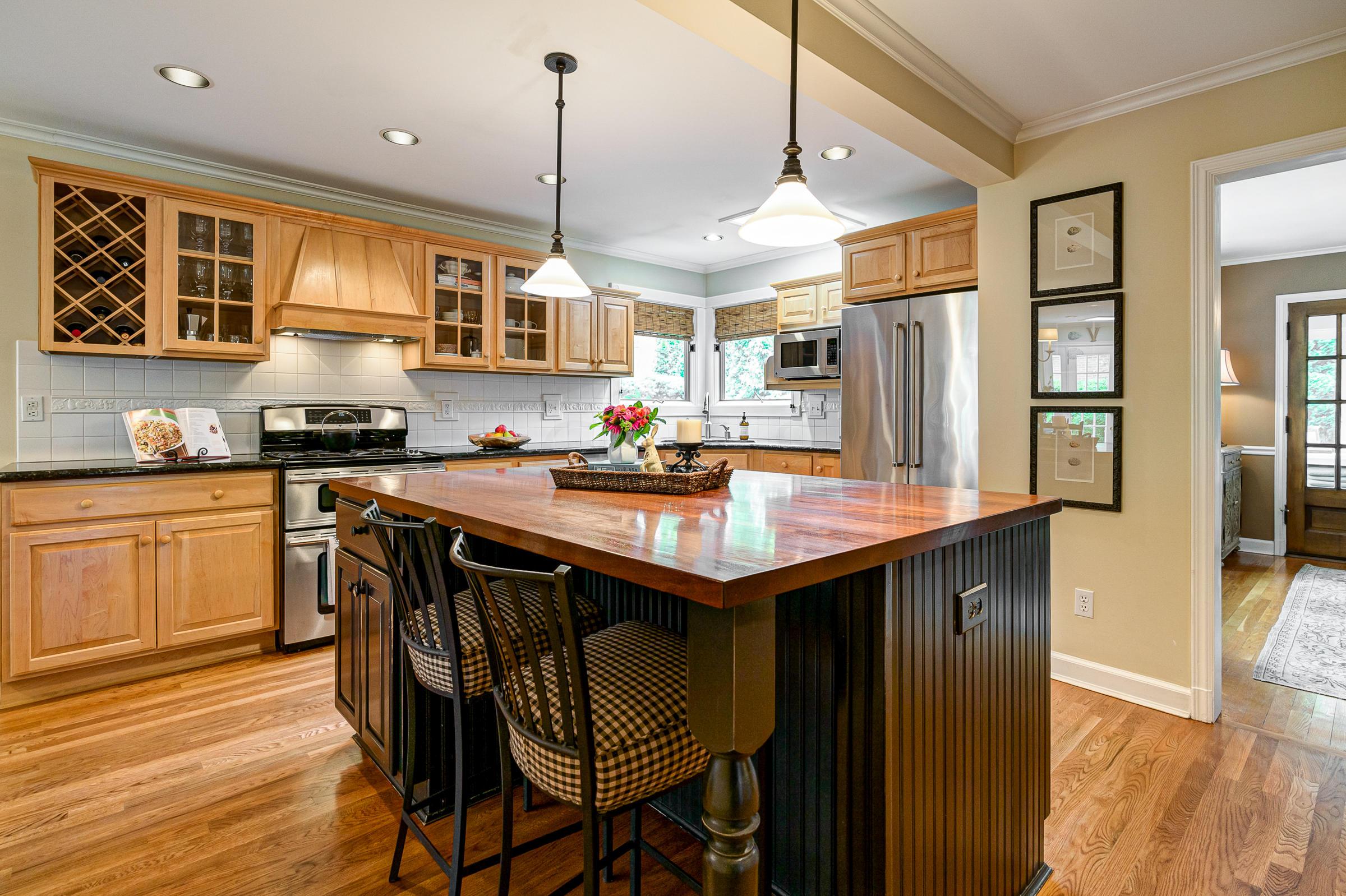 2404 Abington Road Columbus, OH 43221 - Photo 9 of 35
