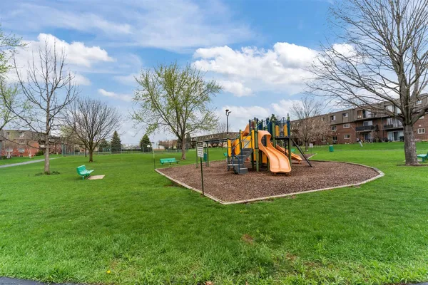 $156,900 | 570 Fairway View Drive, Unit 3H, Wheeling, IL 60090