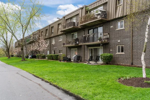 $156,900 | 570 Fairway View Drive, Unit 3H, Wheeling, IL 60090