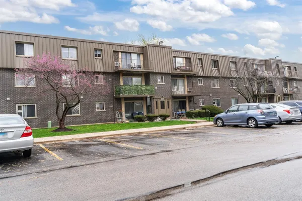$156,900 | 570 Fairway View Drive, Unit 3H, Wheeling, IL 60090