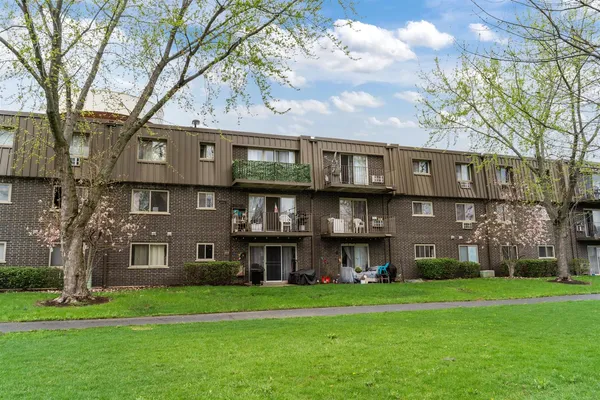 $156,900 | 570 Fairway View Drive, Unit 3H, Wheeling, IL 60090