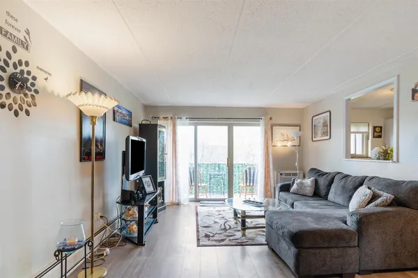 $156,900 | 570 Fairway View Drive, Unit 3H, Wheeling, IL 60090