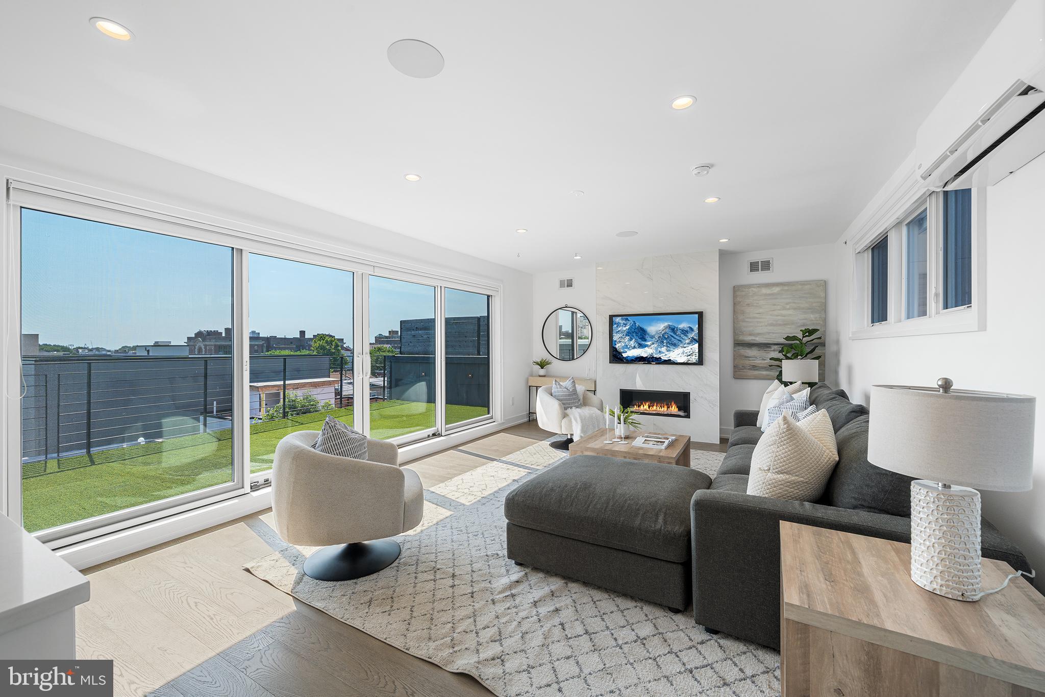 Top floor additional flex space