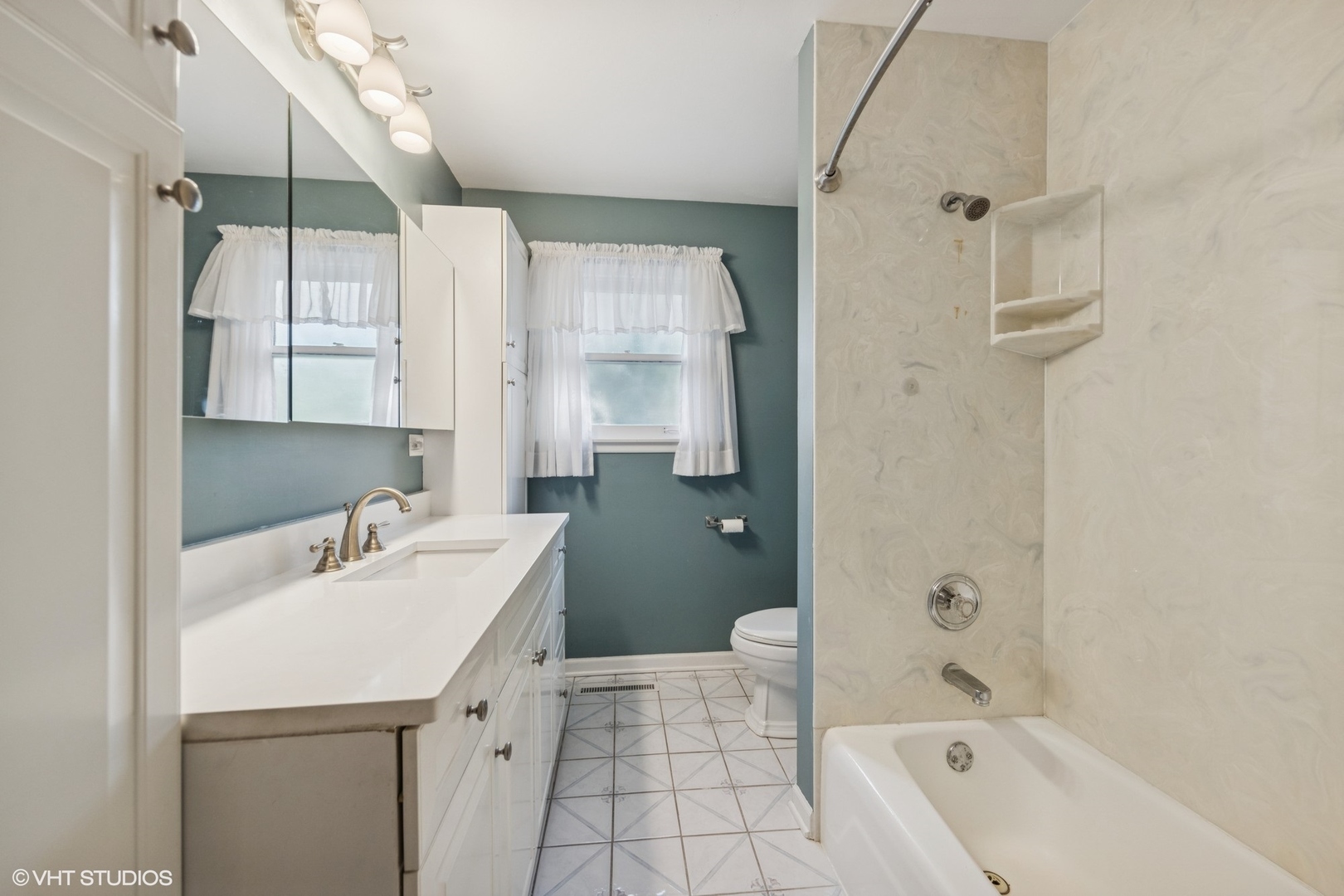 6901 Meadow Crest Drive Downers Grove, IL 60516 - Photo 19 of 42 a bathroom with a tub sink and mirror